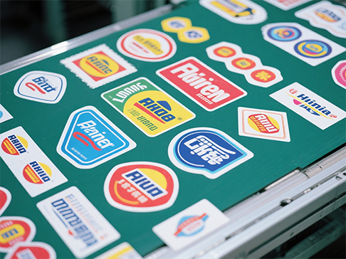 Que tipo de controlador de laser pode ser usado para corte e vinco a laser autoadesivo