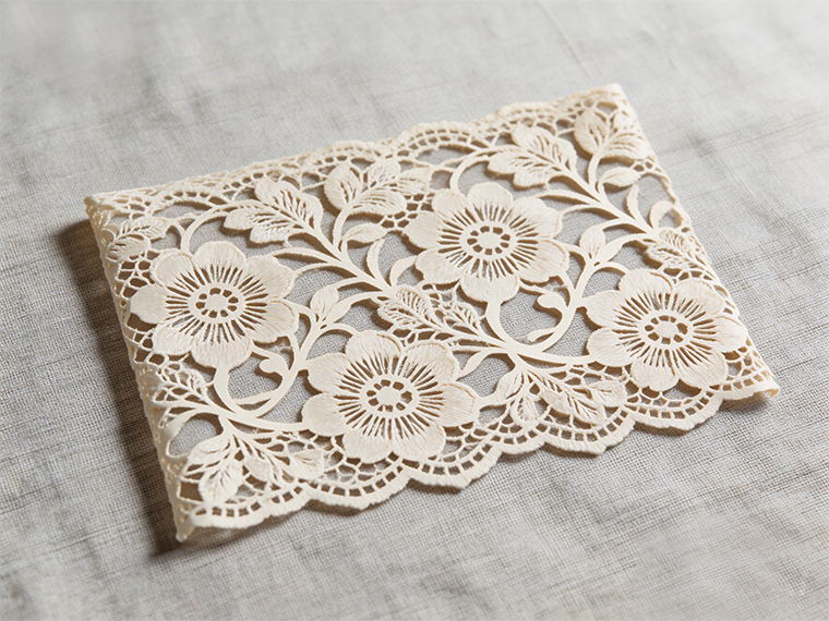 Por que os sistemas de corte de tecido estão mudando para controladores laser multieixos? A eficiência é fundamental.